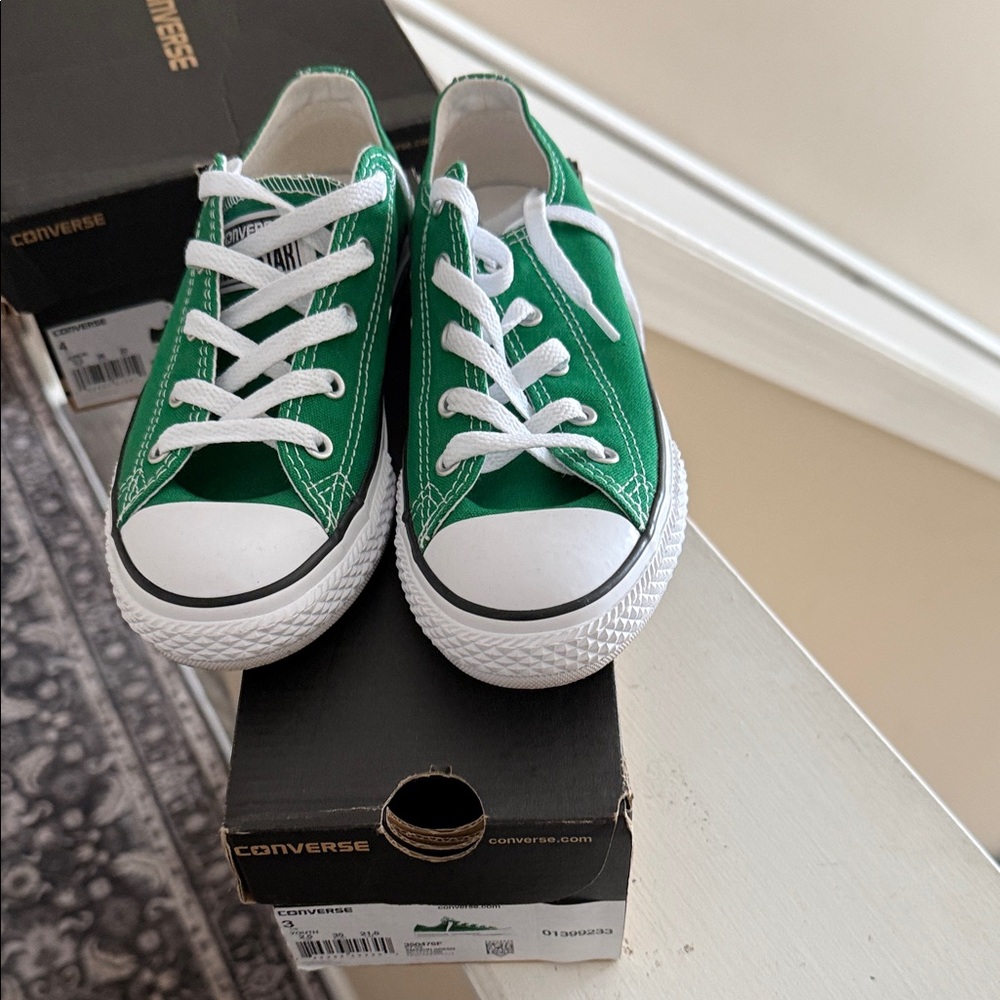 Converse Classic Green Sneakers with White Accents - Picture 4 of 4